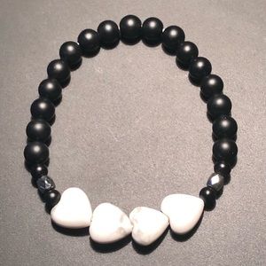 Heart-shaped Howlite x Onyx bracelet
